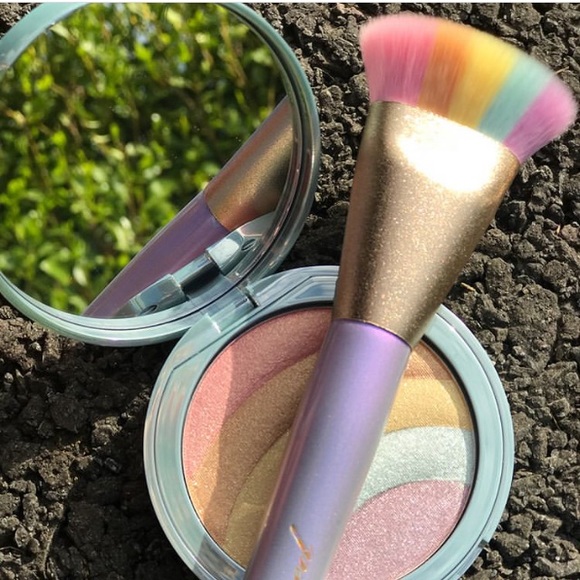 Too Faced Magic Rainbow Strobing Brush - Picture 4 of 8